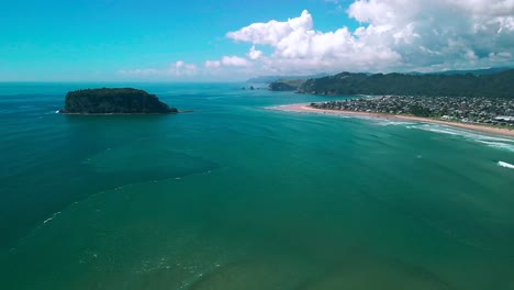 Mittags-Am-Whangamata-Surfstrand-Entlangfliegen