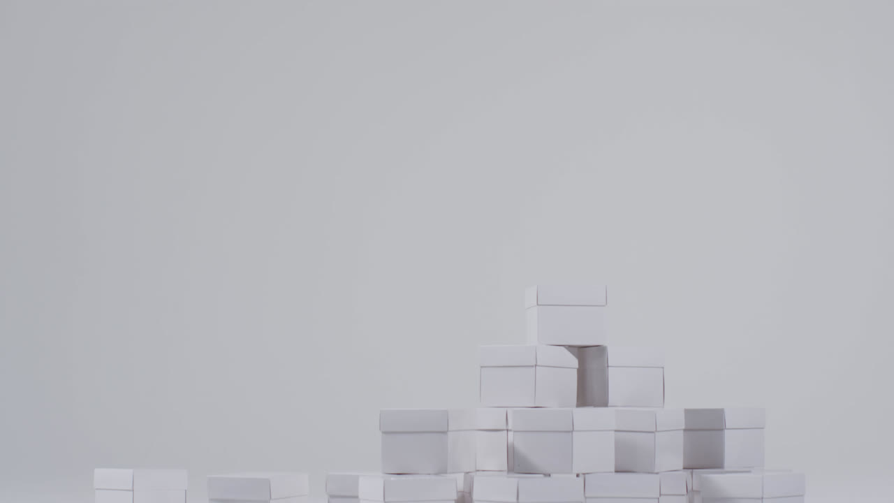 video de cajas de cartón apiladas con espacio de copia sobre fondo blanco