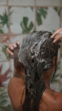 mujer lavándose el cabello en la ducha