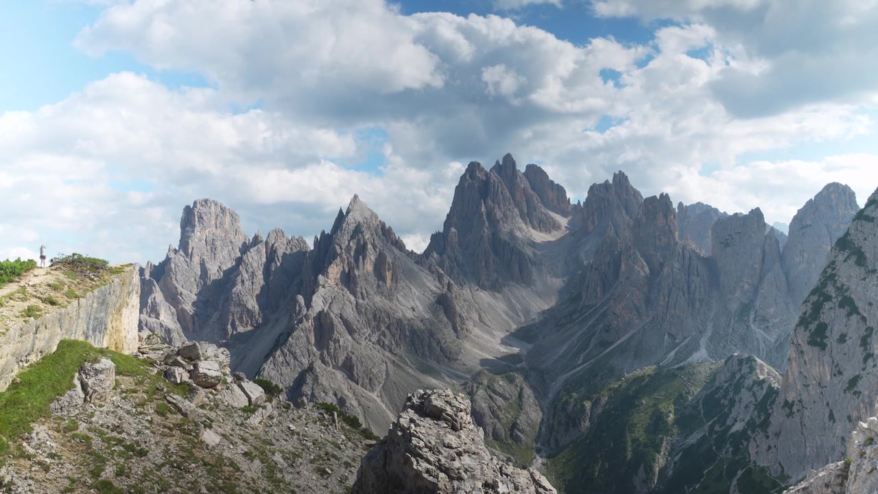 Timelapse delle iconiche vette dei Cadini di Misurina con nuvole in rapido movimento sul paesaggio aspro delle Dolomiti nel nord Italia.