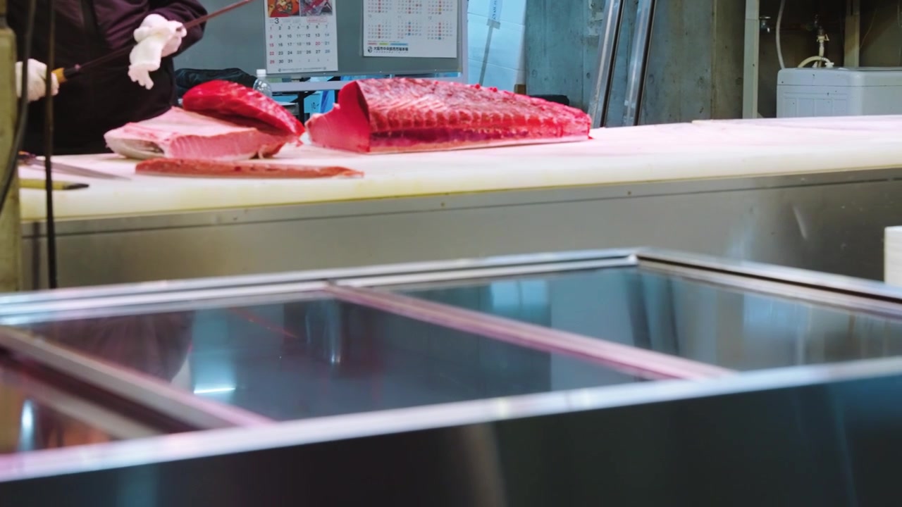 Grande pezzo di tonno rosso del Pacifico tagliato per sashimi in un mercato del pesce giapponese.