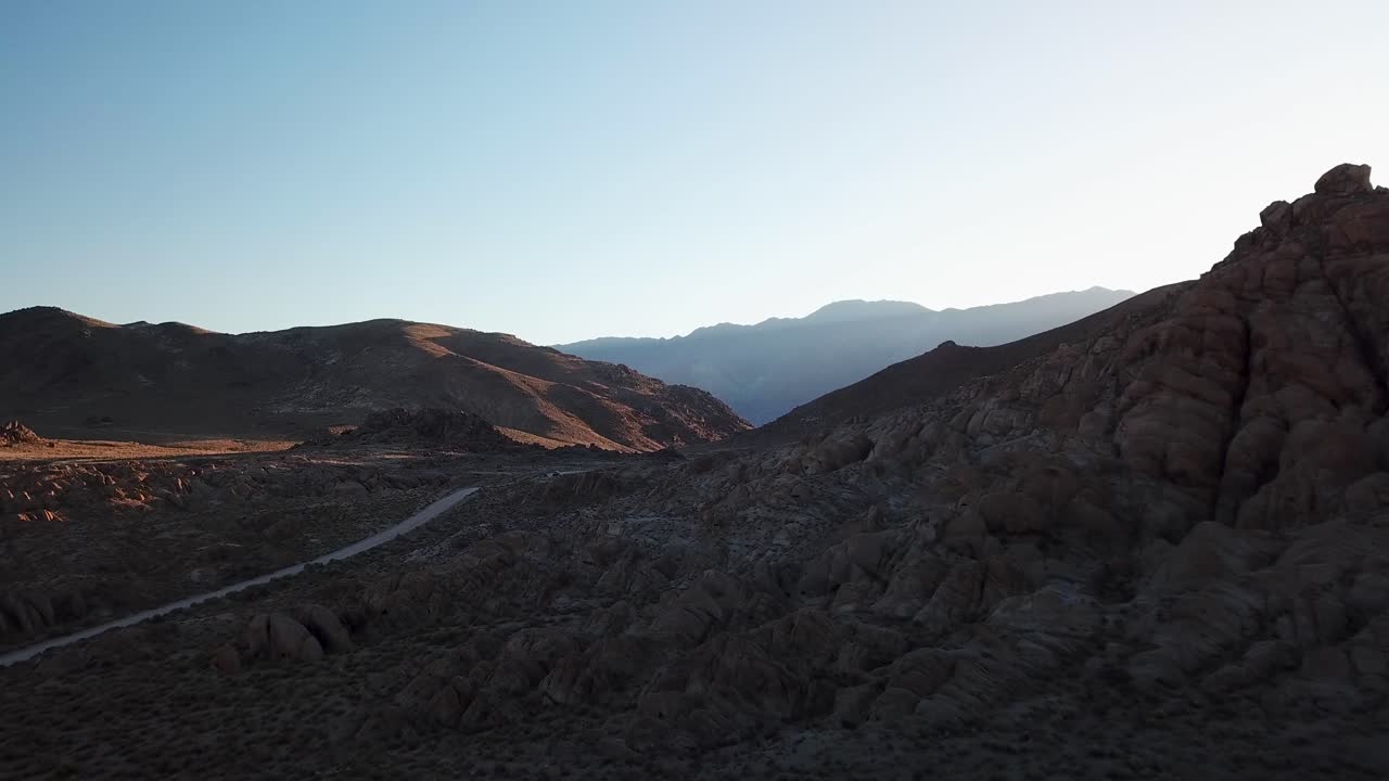 Vista panoramica aerea del paesaggio all'alba e strada nel deserto nella Valle delle Alabama Hills, California, USA