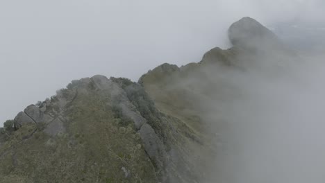 Profilansicht-Dichter-Wolken,-Die-über-Den-Hügeln-Ziehen