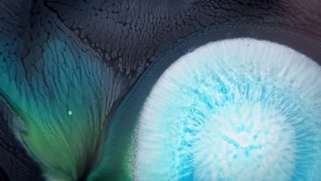 tinta en agua con tonos azules oscuros y claros creando un patrón fractal