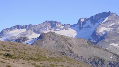 escena de la vida silvestre con pájaros volando cerca de los picos de las montañas nevadas