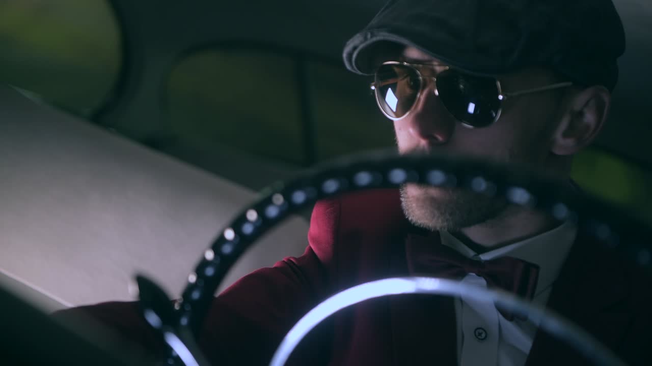 고전 자동차 평가 과정에있는 백인 남성. 빈티지 운송. 수집용 자동차.