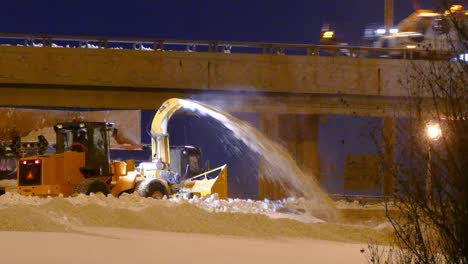 Schneefräse-Arbeitet,-Um-Nachts-Schnee-Von-Der-Autobahn-Zu-Räumen,-Montreal,-Kanada