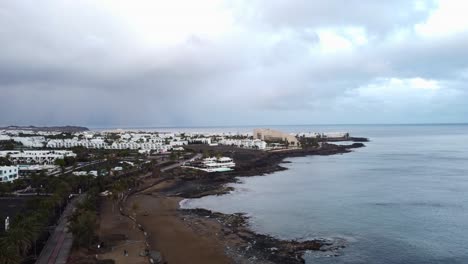 Drohnenaufnahme-Von-Costa-Teguise-Und-Playa-Bastian-An-Der-Küste-Von-Lanzarote