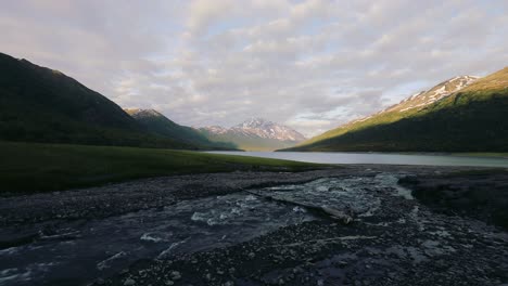 Arroyo-Que-Fluye-Rápido-Contra-La-Cordillera-En-Alaska---Ancho