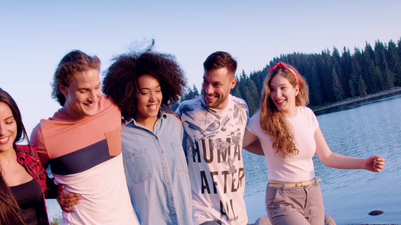 호수변의 모험을 즐기는 친구들