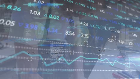 animación de números, gráficos y datos financieros en pantalla digital y hombre caucásico trabajando
