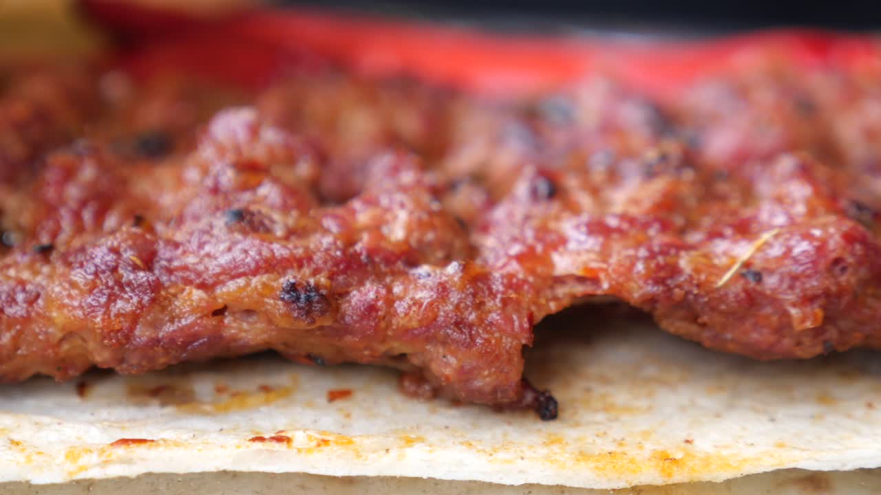 Nahaufnahme von köstlichem gegrilltem Fleisch am Spieß, serviert auf einem Fladenbrot