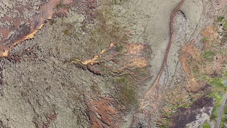 vista aérea de los campos de lava y las colinas en el paisaje de islandia