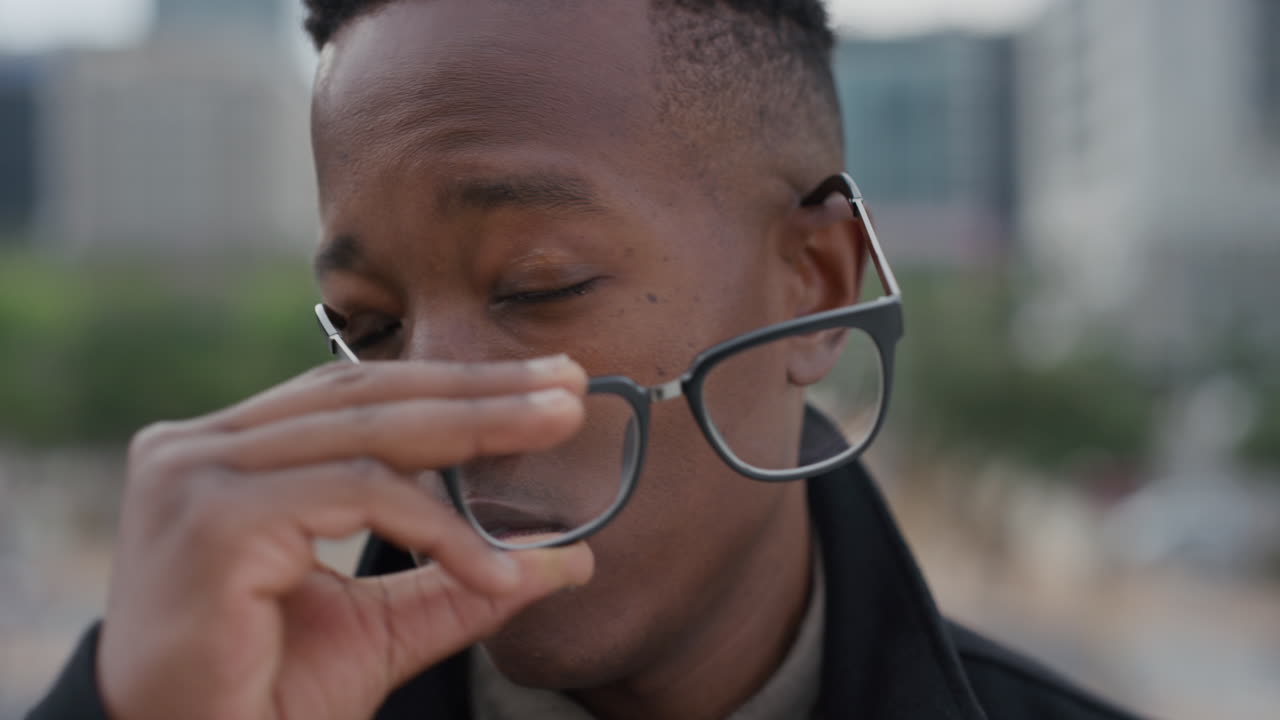 retrato profesional hombre afroamericano estudiante se quita las gafas buscando confiado exitoso empresario negro en la ciudad