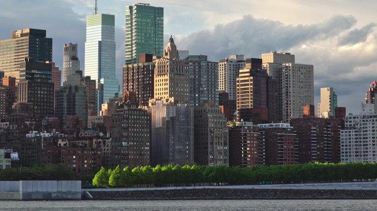 Vista dello skyline di New York da un parco sul lungomare al tramonto