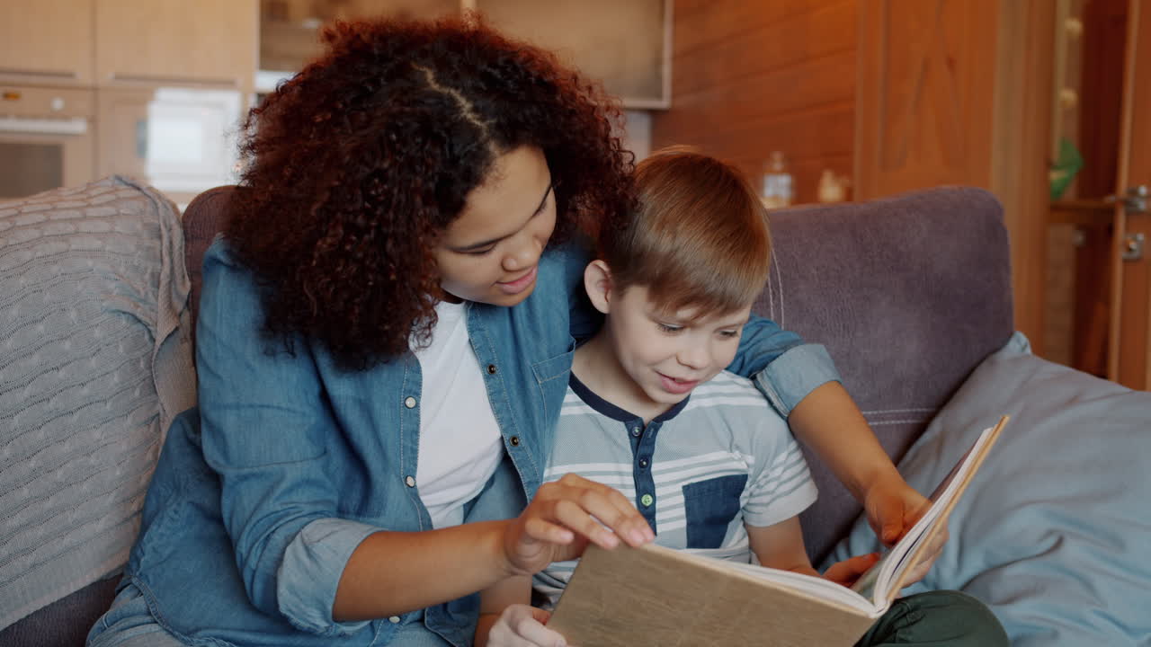 madre e hijo leyendo juntos