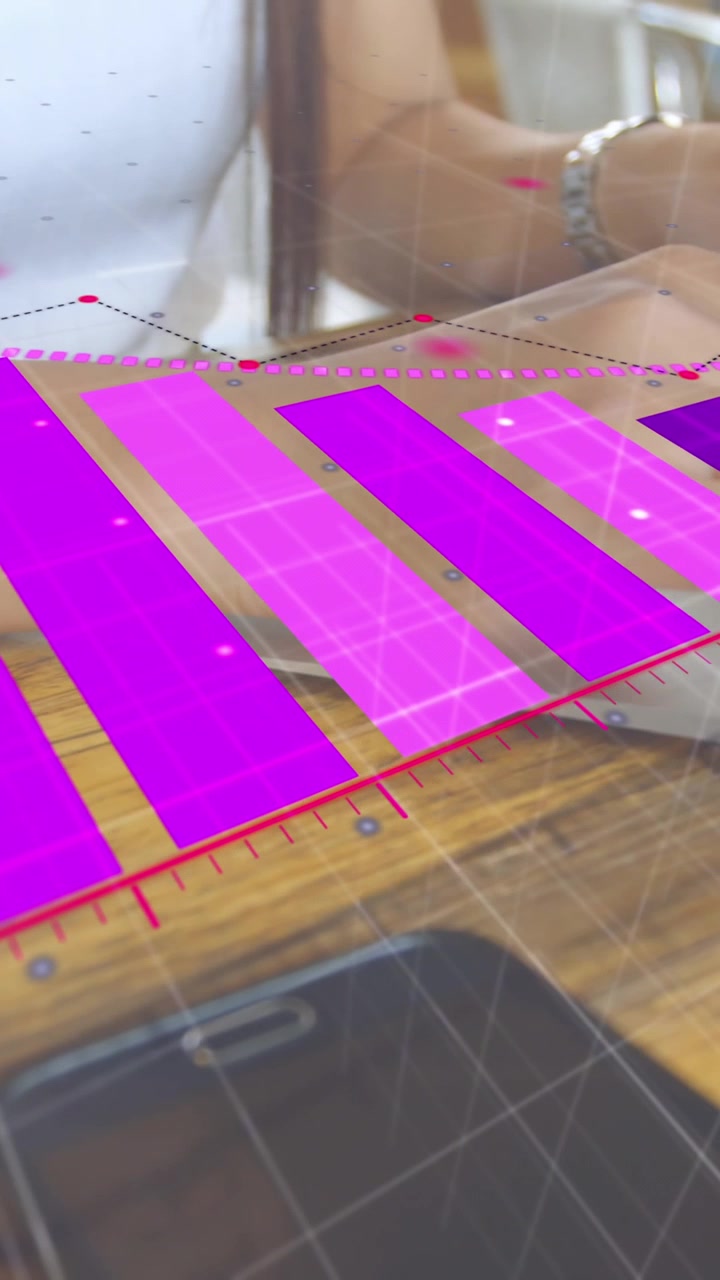 Animação de gráficos sobre padrão de grade em vista de baixo ângulo de mulher trabalhando em laptop