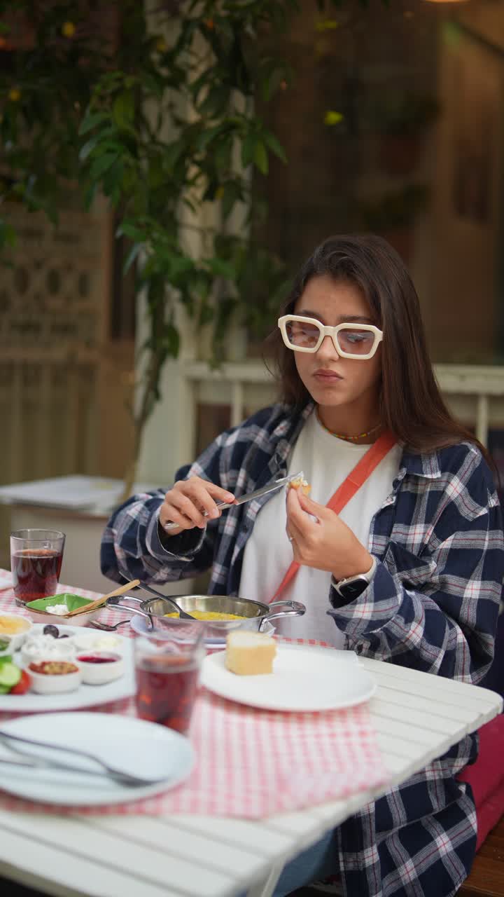 una adolescente disfrutando de un desayuno turco al aire libre