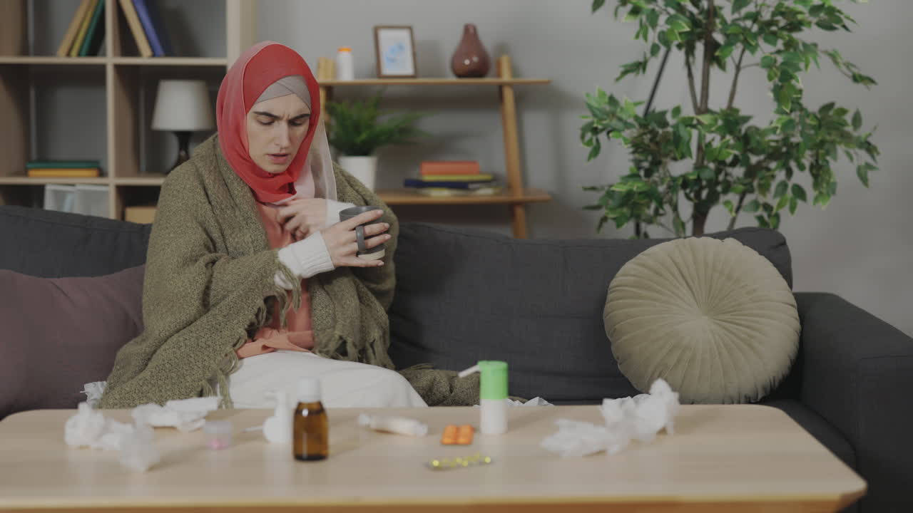 Wanita Muslim Hamil Minum Minuman Panas saat Sakit di Rumah