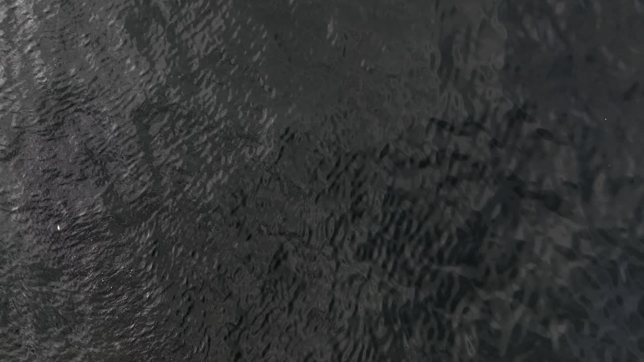 뉴욕의 로카웨이 비치 근처의 대서양의 깊은 초록색 물 위를 위에서 내려다보는 전망