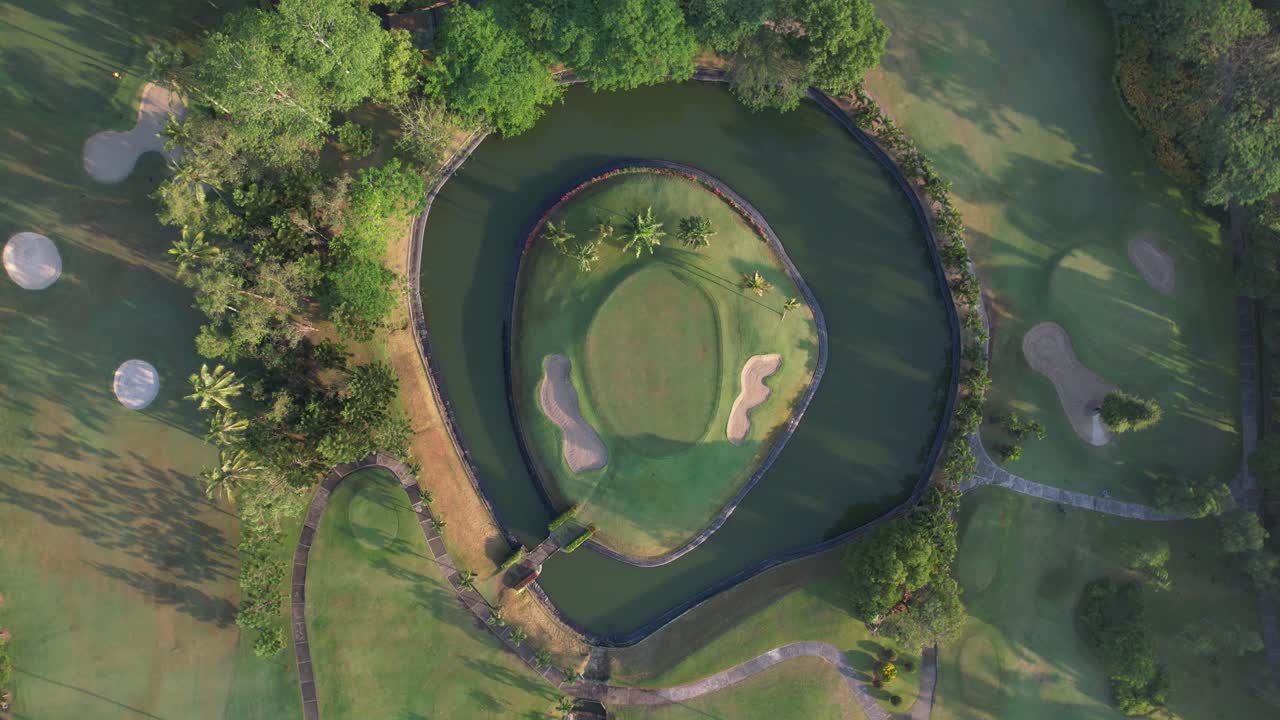 회전 하는 골프장 의 공중 풍경 인공 강