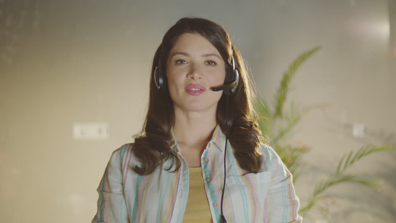 mujer en un auricular