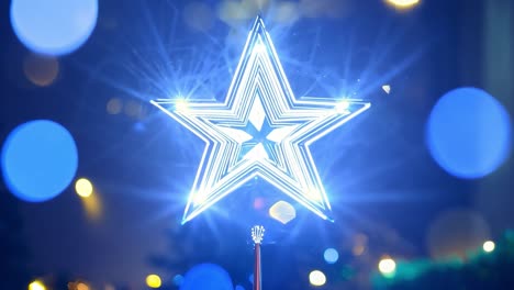 un árbol de navidad decorado con luces y adornos