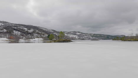 Der-Vereiste-See-Schmilzt,-Wenn-Der-Frühling-Naht