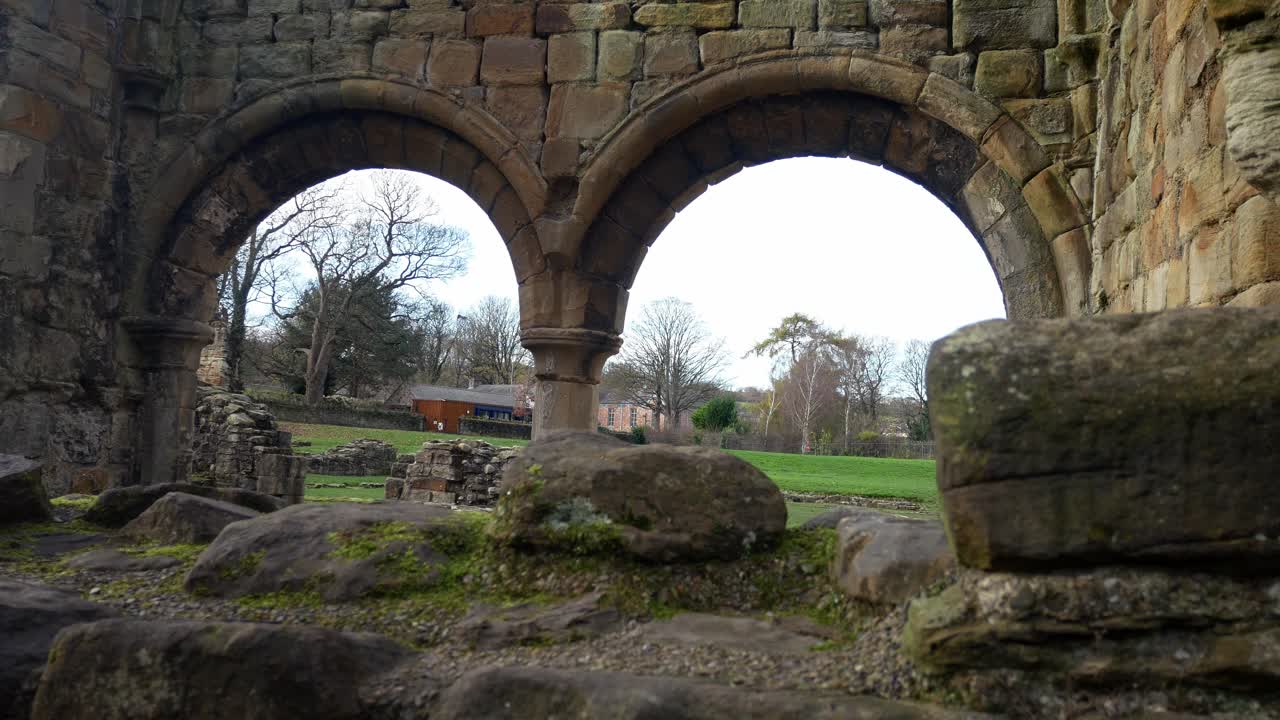 건물 고대 돌담 돌담 고대 대 수도원 버려진 역사적인 아치형 출입구 돌리 왼쪽