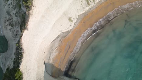 Von-Oben-Nach-Unten-Luftaufnahme-Des-Strandes-Von-Cape-Drastis