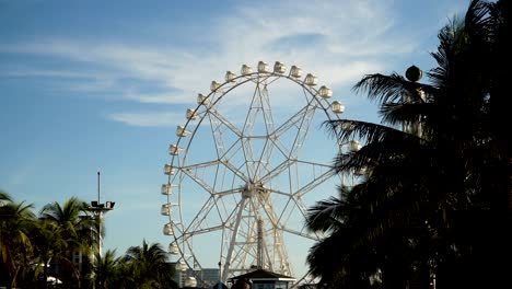 rueda gigante en un parque de atracciones