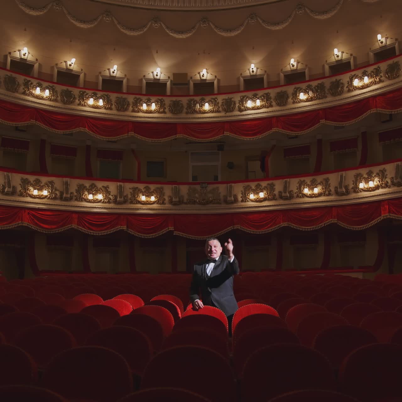 el hombre en un teatro