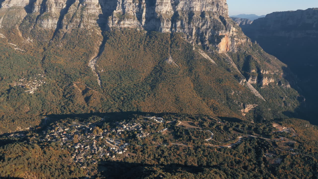 Panoramica aerea di Mikro Papigko a Zagorochoria, villaggio montano circondato da una fitta foresta nell'Epiro, Grecia.