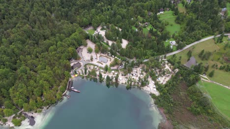 Campingplatz-Am-See-Bohinj-Slowenien-Drohne-Luftaufnahme