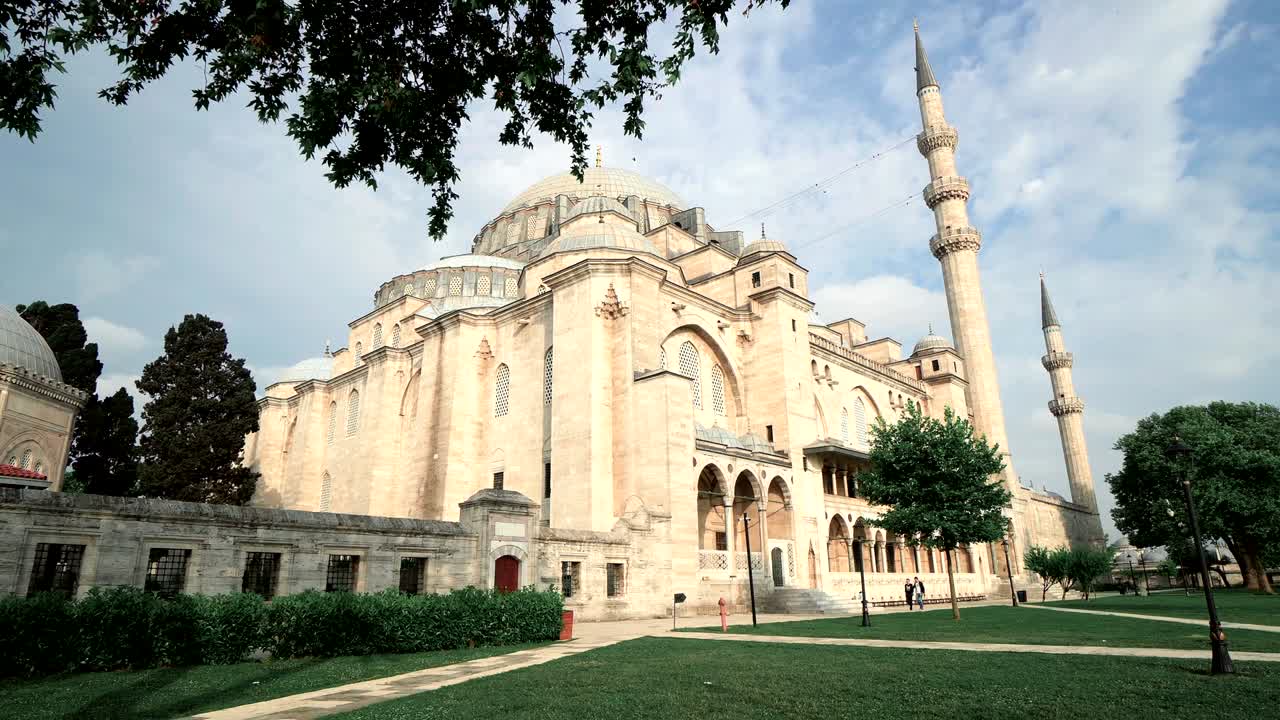 vista de la majestuosa mezquita de suleiman en estambul, turquía