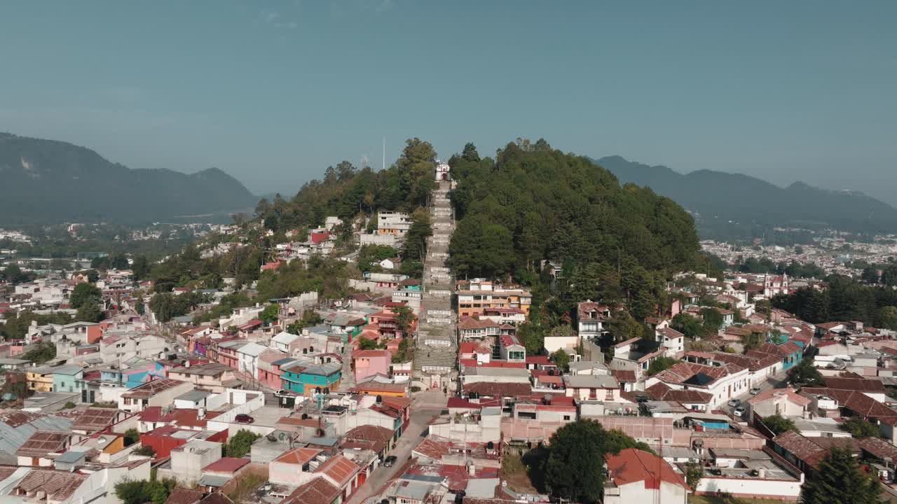 volando sobre el templo de san cristóbal sobre la cima de la colina en san cristóbal de las casas en chiapas, méxico