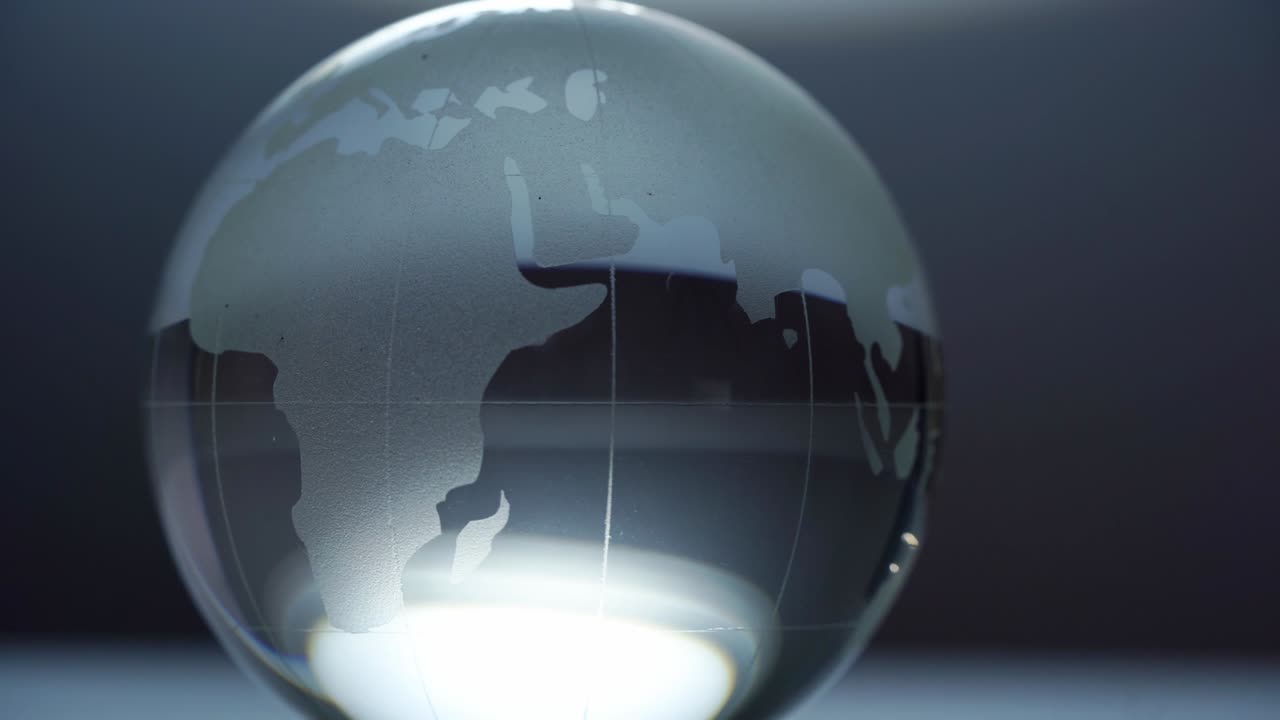 mega teléfono giratorio en el fondo blanco