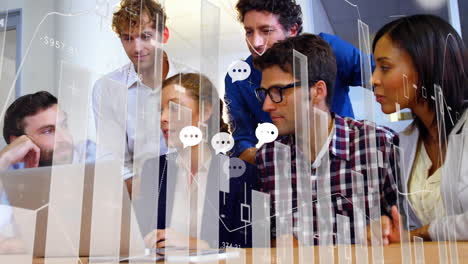 animación de múltiples gráficos e iconos de mensajes sobre diversos compañeros de trabajo discutiendo informes en la computadora portátil