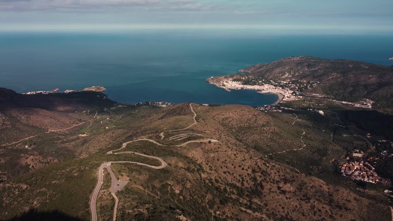 camino sinuoso a la ciudad de port de la selva, una pequeña ciudad portuaria en la provincia española de cataluña, que forma parte de la cordillera costera catalana