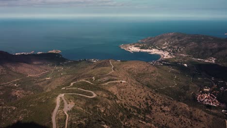 camino sinuoso a la ciudad de port de la selva, una pequeña ciudad portuaria en la provincia española de cataluña, que forma parte de la cordillera costera catalana