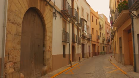 rue étroite vide avec une architecture médiévale dans la vieille ville de sagunto dans la communauté valencienne, en espagne