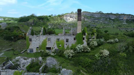 Abandonado-Cubierto-De-Hiedra-Cubierto-Desolado-Campo-Histórico-Galés-Costero-Fábrica-De-Ladrillos-Molino-Vista-Aérea-órbita-Media-Tiro-Derecho