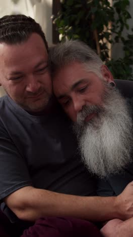 una pareja afectuosa.