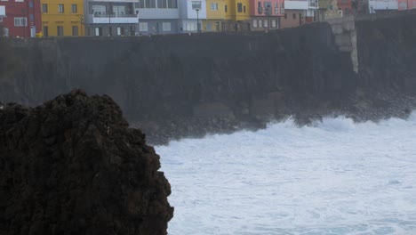 Eine-Große-Welle-Des-Atlantiks-Bricht-An-Einem-Sonnigen-Tag-Während-Eines-Sturms-In-Puerto-De-La-Cruz-Auf-Den-Kanaren-An-Einer-Felsigen-Küste,-Mittlere-Aufnahme