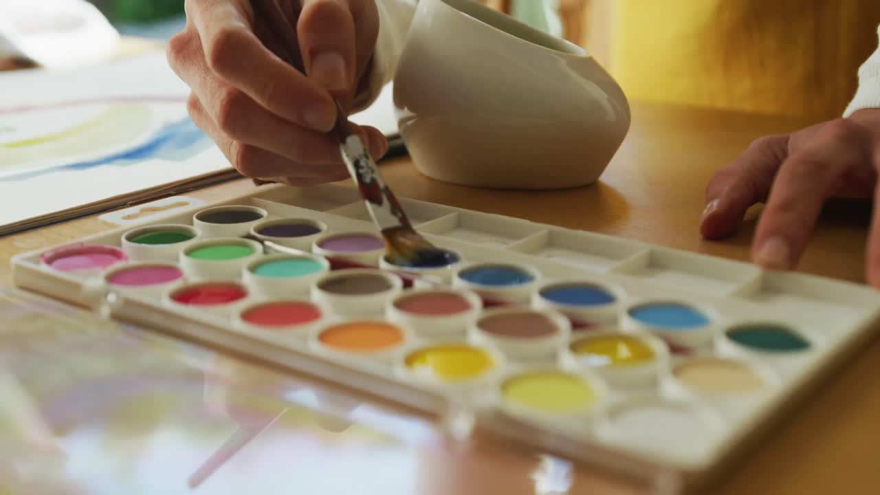 집에서 그림 그리는 백인 여성의 중간 섹션