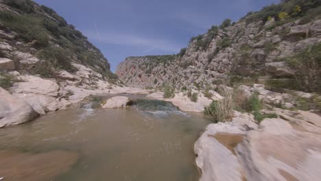 Schroffe-Geologische-Erosion-Des-Schmalen-Felsschluchtabgrunds,-Fpv-drohne