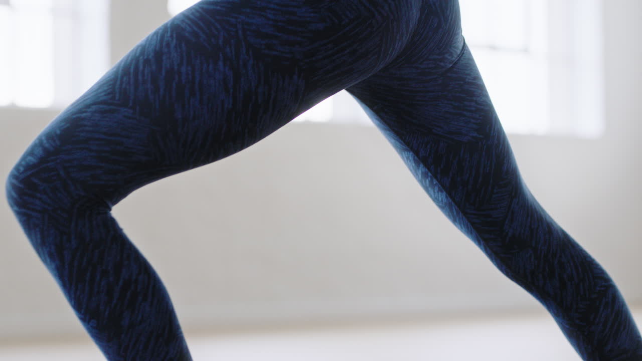 cerrar las piernas de una mujer de yoga haciendo ejercicio practicando pose de guerrero disfrutando de un estilo de vida saludable entrenamiento en el gimnasio ejercicio de equilibrio de entrenamiento