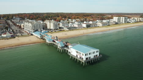 toma aérea de drones del muelle y la ciudad de old orchard beach maine en otoño