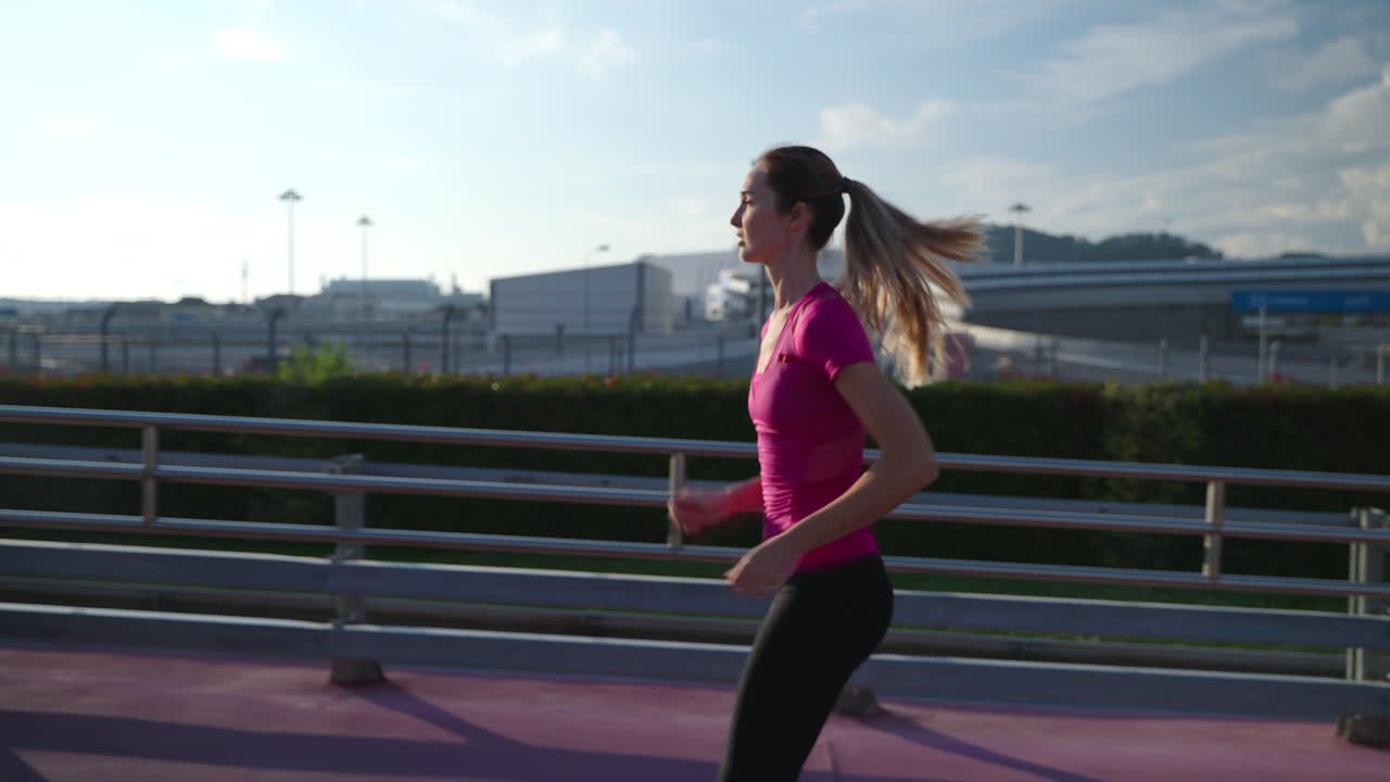 mujer corriendo por la ciudad