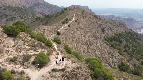 Wanderer-Gruppe-Zu-Fuß-Entlang-Einer-Route-In-Den-Bergen